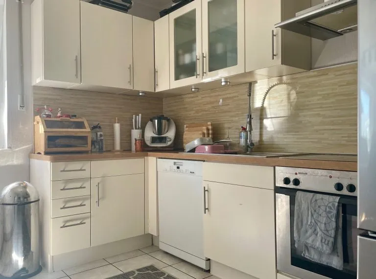 Immobilienangebot - Wiehl - Alle - Wohnen oder investieren: Großzügig geschnittene Eigentumswohnung mit Balkon und Stellplätzen!