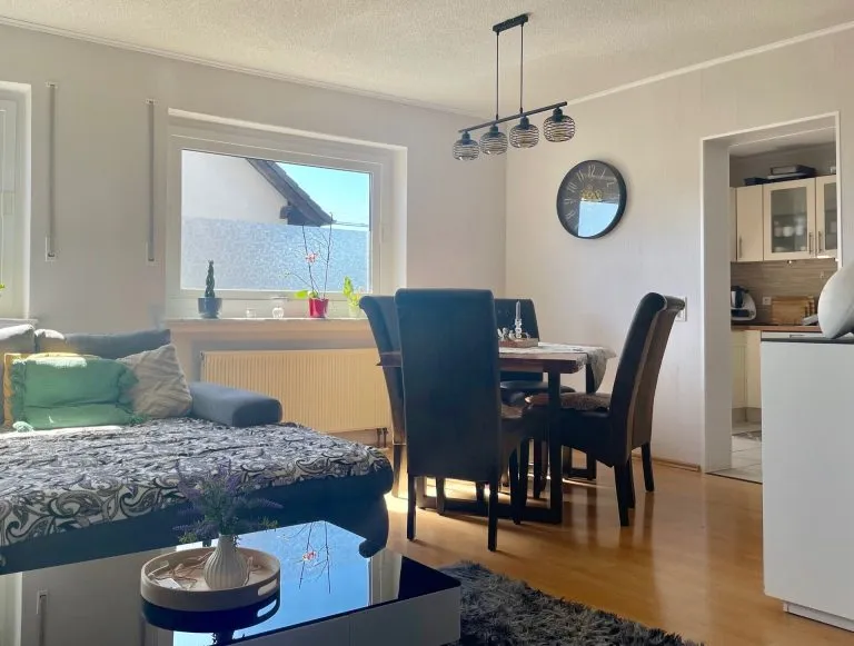 Immobilienangebot - Wiehl - Alle - Wohnen oder investieren: Großzügig geschnittene Eigentumswohnung mit Balkon und Stellplätzen!