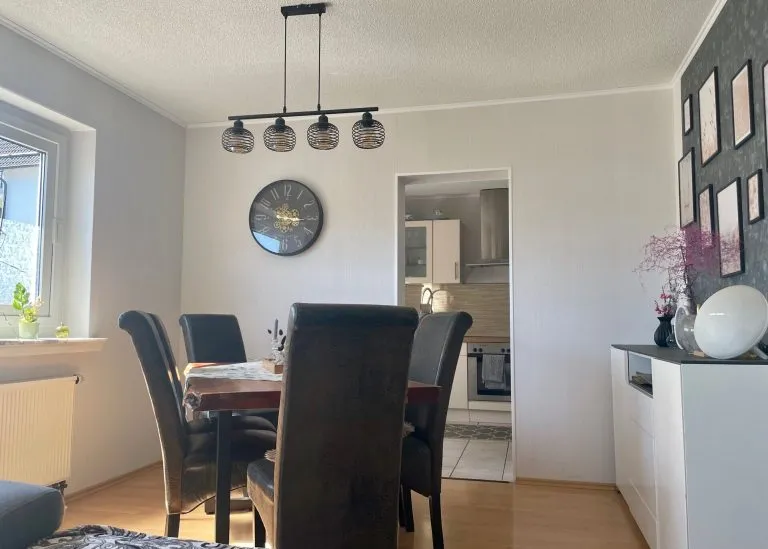Immobilienangebot - Wiehl - Alle - Wohnen oder investieren: Großzügig geschnittene Eigentumswohnung mit Balkon und Stellplätzen!