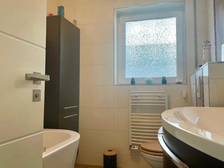 Immobilienangebot - Wiehl - Alle - Wohnen oder investieren: Großzügig geschnittene Eigentumswohnung mit Balkon und Stellplätzen!
