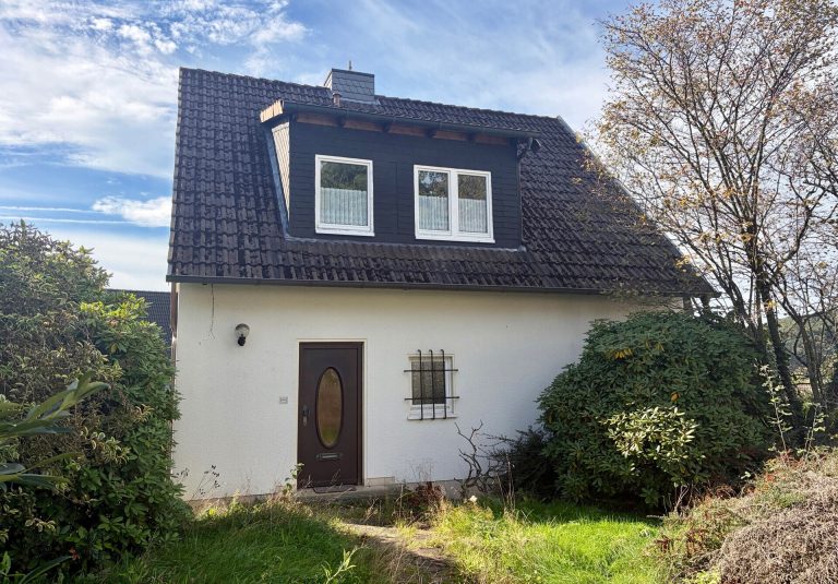 Immobilienangebot - Gummersbach - Alle - Charmantes Haus für die kleine Familie mit Garten und Doppelcarport!
