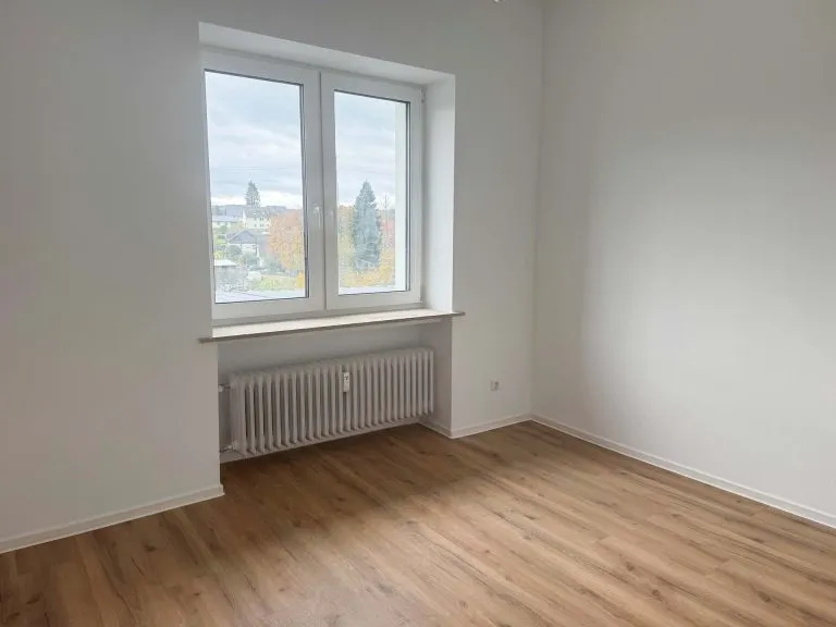 Immobilienangebot - Hamm - Alle - Frisch sanierte 4-Zimmer-Wohnung im Herzen von Hamm (Sieg) – mit Terrasse und Stellplatz!