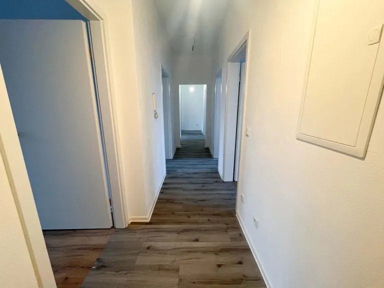 Immobilienangebot - Hamm - Alle - Frisch sanierte 4-Zimmer-Wohnung im Herzen von Hamm (Sieg) – mit Terrasse und Stellplatz!
