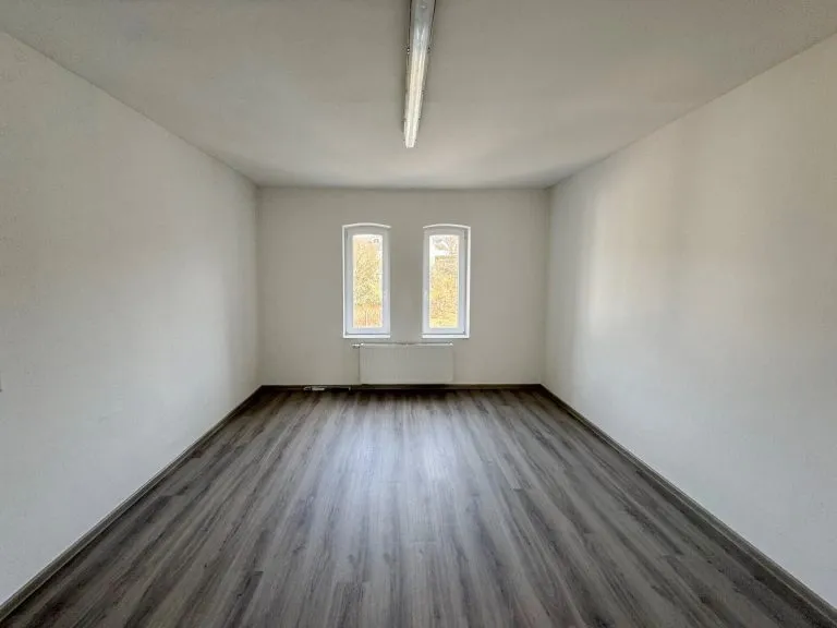 Immobilienangebot - Windeck / Schladern - Alle - Praxis, Büro oder Kanzlei? Vielseitiges Haus in Schladern mit ca. 400 m² Nutzfläche und Stellplätzen