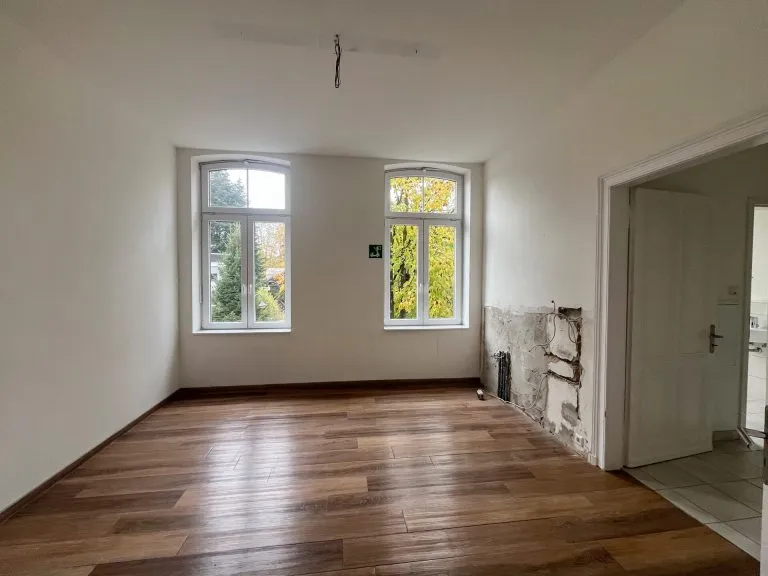 Immobilienangebot - Windeck / Schladern - Alle - Praxis, Büro oder Kanzlei? Vielseitiges Haus in Schladern mit ca. 400 m² Nutzfläche und Stellplätzen