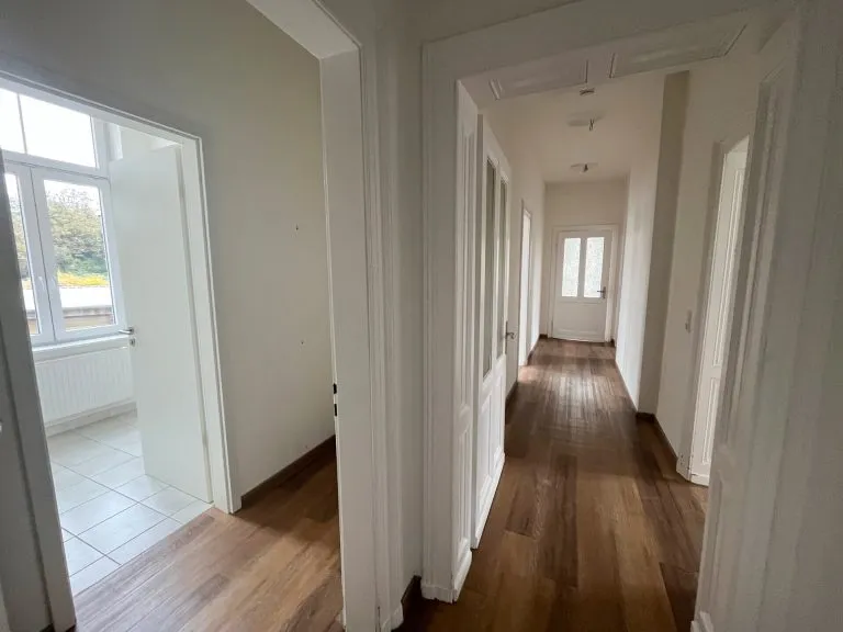 Immobilienangebot - Windeck / Schladern - Alle - Praxis, Büro oder Kanzlei? Vielseitiges Haus in Schladern mit ca. 400 m² Nutzfläche und Stellplätzen