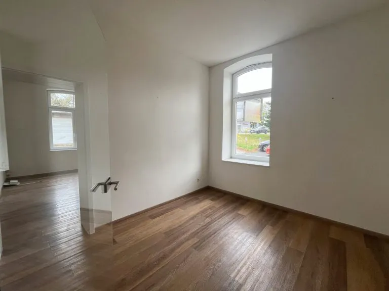 Immobilienangebot - Windeck / Schladern - Alle - Praxis, Büro oder Kanzlei? Vielseitiges Haus in Schladern mit ca. 400 m² Nutzfläche und Stellplätzen