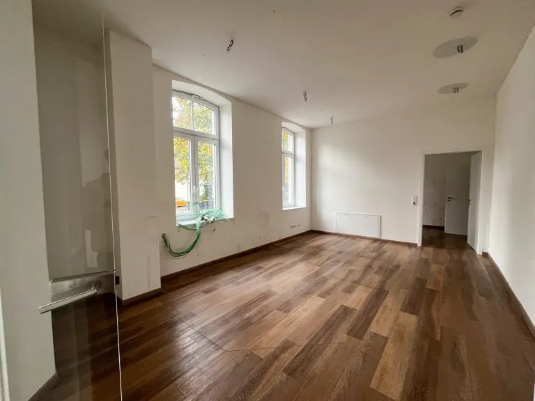 Immobilienangebot - Windeck / Schladern - Alle - Praxis, Büro oder Kanzlei? Vielseitiges Haus in Schladern mit ca. 400 m² Nutzfläche und Stellplätzen