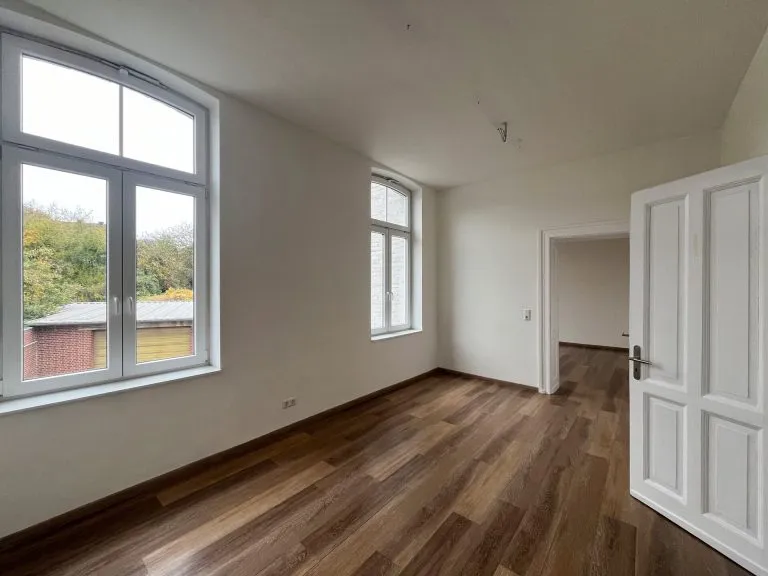 Immobilienangebot - Windeck / Schladern - Alle - Praxis, Büro oder Kanzlei? Vielseitiges Haus in Schladern mit ca. 400 m² Nutzfläche und Stellplätzen