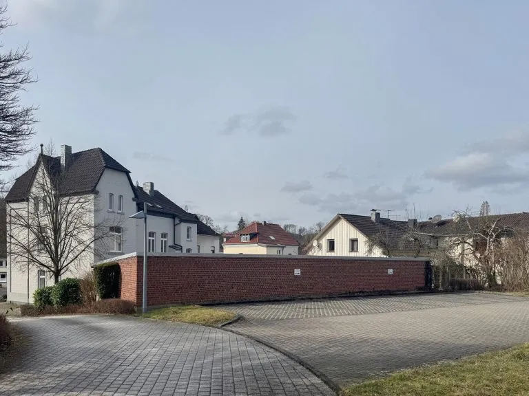 Immobilienangebot - Windeck / Schladern - Alle - Praxis, Büro oder Kanzlei? Vielseitiges Haus in Schladern mit ca. 400 m² Nutzfläche und Stellplätzen