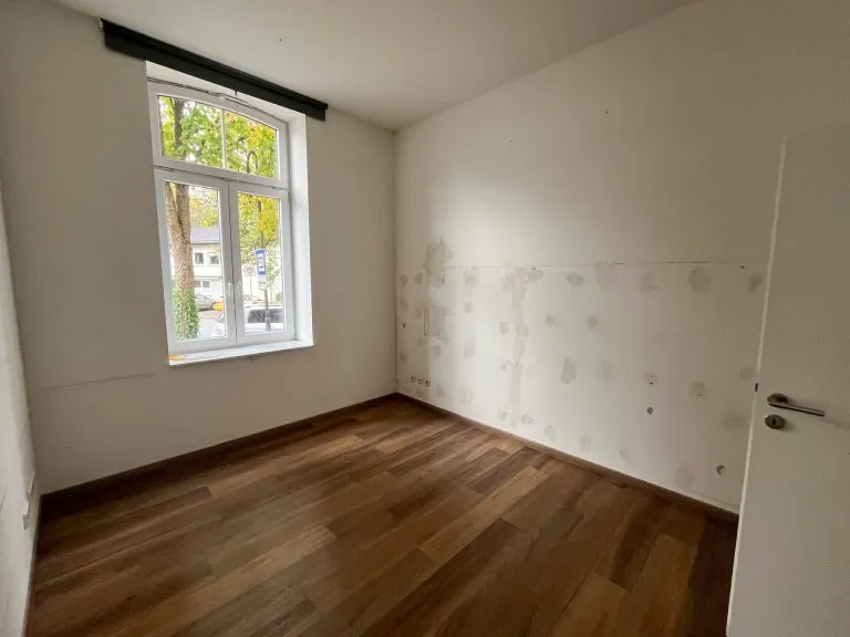 Immobilienangebot - Windeck / Schladern - Alle - Praxis oder Büro im Erdgeschoss: barrierearm erreichbar, inklusive Lagerfläche und Stellplätzen!