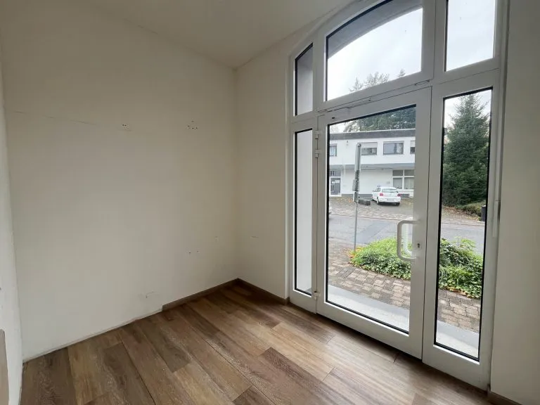 Immobilienangebot - Windeck / Schladern - Alle - Praxis oder Büro im Erdgeschoss: barrierearm erreichbar, inklusive Lagerfläche und Stellplätzen!