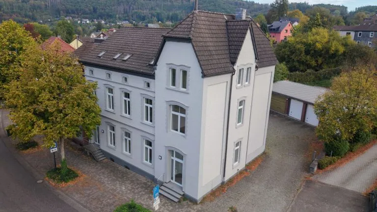 Immobilienangebot - Windeck / Schladern - Alle - Praxis oder Büro im Erdgeschoss: barrierearm erreichbar, inklusive Lagerfläche und Stellplätzen!