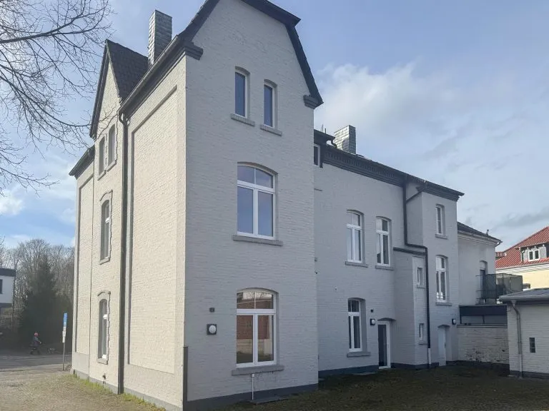 Immobilienangebot - Windeck / Schladern - Alle - Praxis oder Büro im Erdgeschoss: barrierearm erreichbar, inklusive Lagerfläche und Stellplätzen!