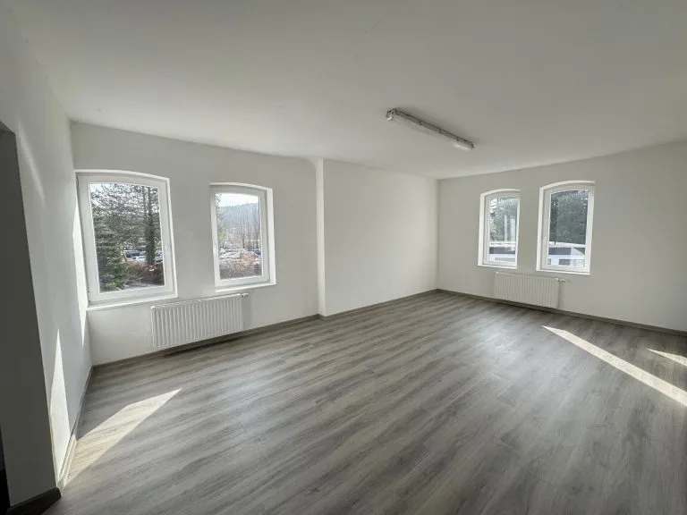 Immobilienangebot - Windeck / Schladern - Alle - Helle Praxis- oder Bürofläche im Obergeschoss mit insgesamt 220m² Nutzfläche inklusive Stellplätze!