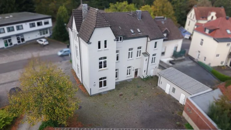 Immobilienangebot - Windeck / Schladern - Alle - Helle Praxis- oder Bürofläche im Obergeschoss mit insgesamt 220m² Nutzfläche inklusive Stellplätze!