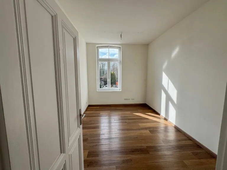 Immobilienangebot - Windeck / Schladern - Alle - Helle Praxis- oder Bürofläche im Obergeschoss mit insgesamt 220m² Nutzfläche inklusive Stellplätze!