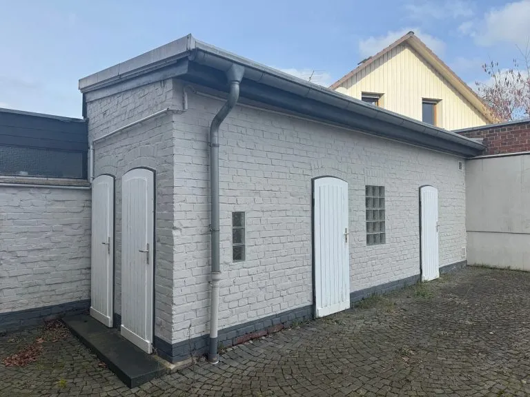 Immobilienangebot - Windeck / Schladern - Alle - Helle Praxis- oder Bürofläche im Obergeschoss mit insgesamt 220m² Nutzfläche inklusive Stellplätze!