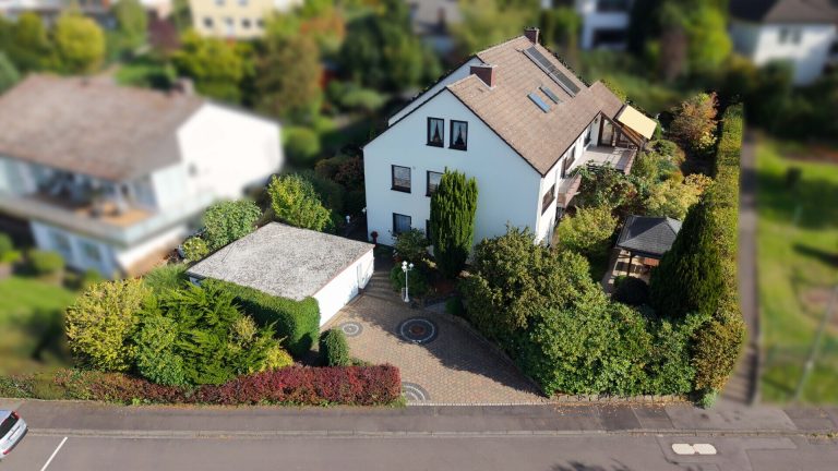 Immobilienangebot - Betzdorf - Alle - Platz zum Wohlfühlen: Gepflegtes Haus mit liebevoll angelegtem Garten, Einliegerwohnung und Aussicht
