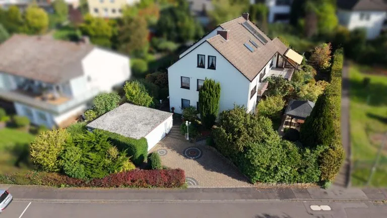 Immobilienangebot - Betzdorf - Alle - Platz zum Wohlfühlen: Gepflegtes Haus mit liebevoll angelegtem Garten, Einliegerwohnung und Aussicht
